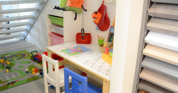 Speelhoek voor kinderen in de showroom in Hoogeveen